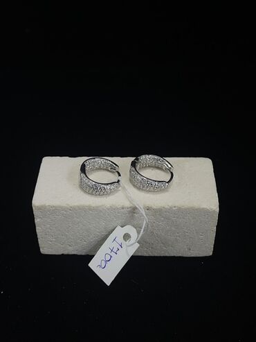 Серебряные серьги: Элегантные серьги-кольца серебристого цвета, украшенные россыпью — 19