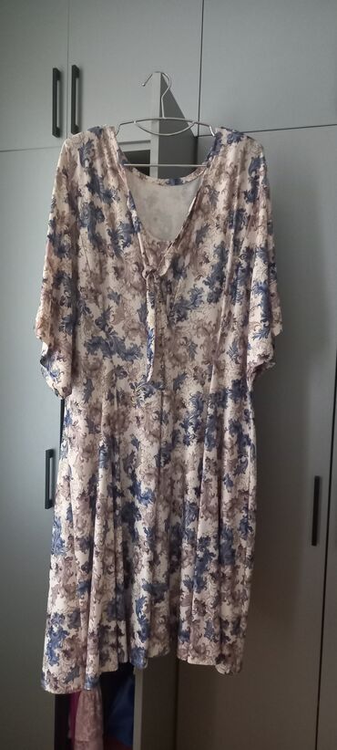 Köynək və bluzalar: Tünd rəngdə, qızılgül naxışlı qadın tunikası. Bu tunika v-yaxalı və — 3