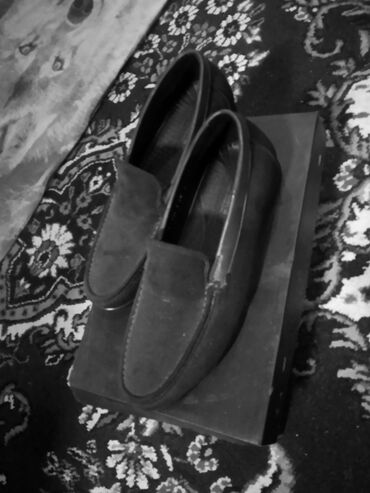 обувь для дома: Мужская обувь — набор из трех пар: 1) Лоферы из коричневой замши -