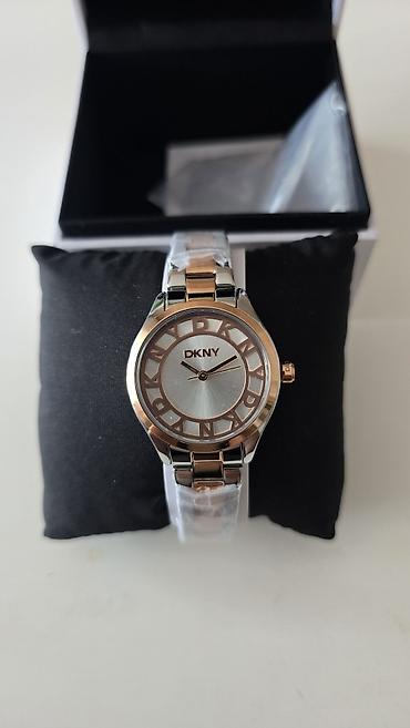 DKNY ženski ručni sat – elegantan dvozančni dizajn (srebrna i