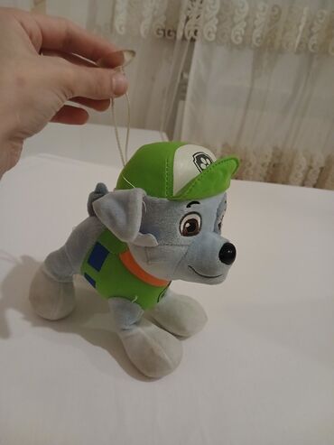 oyuncaq qutusu: Paw Patrol personajından Rocky yumşaq oyuncağı.tezedir istifade