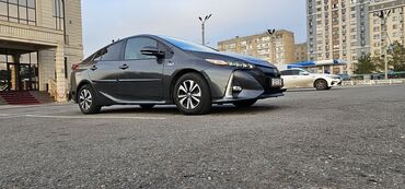 зарядное устройство на авто: Toyota Prius: 2018 г., 1.8 л, Автомат, Электромобиль, Хэтчбэк