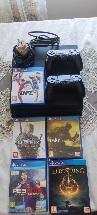 PS4 (Sony Playstation 4): PlayStation 4 Pro konsolu, iki ədəd qara DualShock 4 nəzarətçisi və
