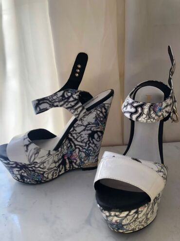 обувь белая: Босоножки Бренд Cavalli покупала очень дорого удобная красивые
