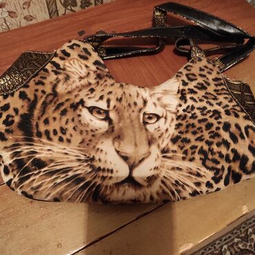 сумка замша: Сумка леопардовая(под замшу, мягкая),новая,цена 300с, длина 34см
