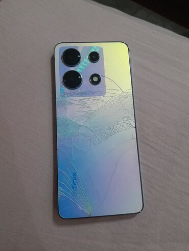 ekran boyuducu: İnfinix smartfon (arxa qapaqda “Infinix” loqosu ilə). Rəng: parıldayan