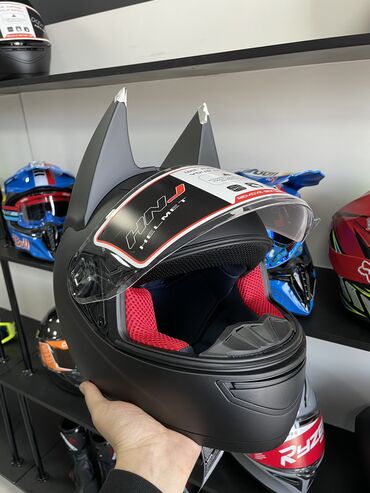 Шлемы: Мотошлем в стиле Бэтмена выглядит очень круто Шлем с ушками размер
