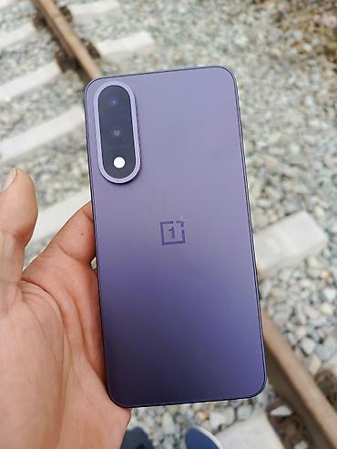 dinamik ev: Smartfon – tam ekranlı, ön kameraya görə mərkəzdə deşikli displey - — 6