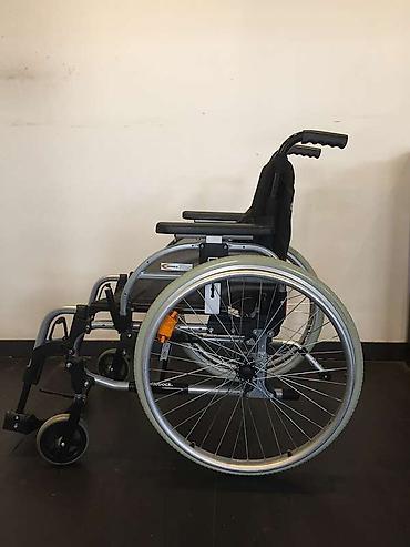 Invalidska kolica: KOLICA, uvoz iz Nemačke, polovnastanje odlično. Širina sedišta je — 4