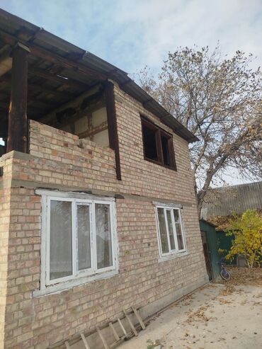 дом на горах: Дача, 50 м², 2 комнаты, Старый ремонт