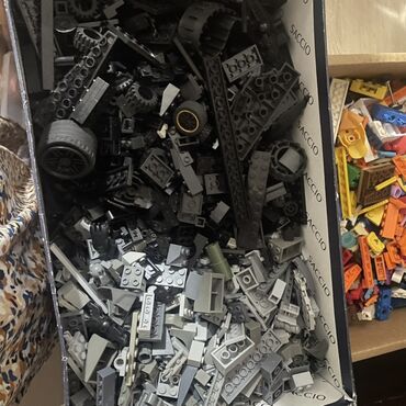 лего пластины: Большой набор деталей Lego разных цветов и размеров. Включает в себя