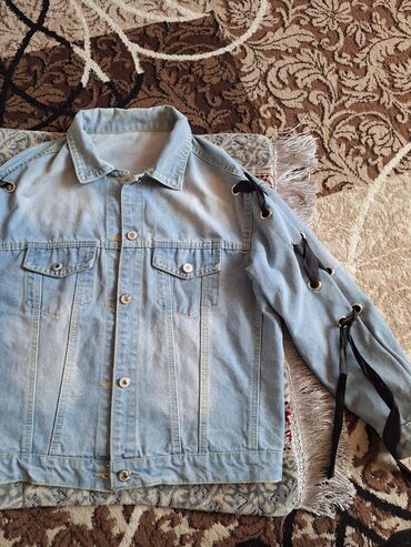 весенняя куртка размер м: Продаю вещи для девочки лет 10-12 в отличном состоянии. Каждая вещь по