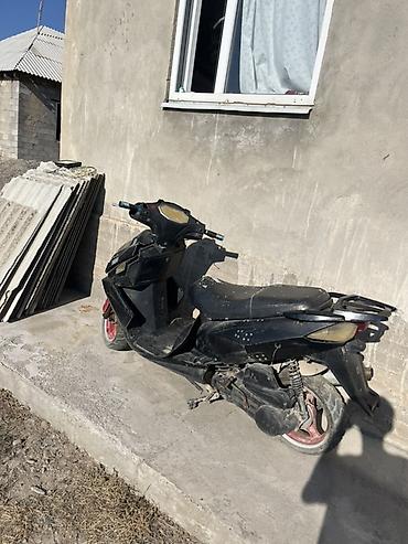 мото зонтик: Скутер 50–150 см³ (точный объем не указан) в спортивном стиле — 1