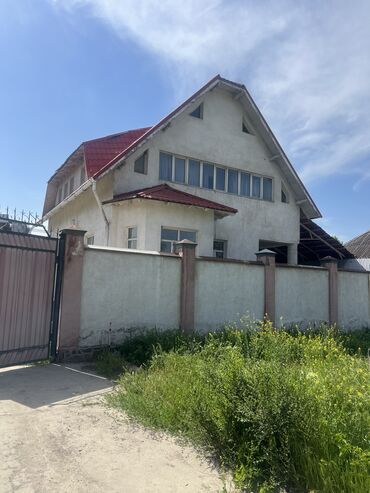 Долгосрочная аренда домов: 200 м², 5 комнат, Балкон застеклен, Парковка, Забор, огорожен