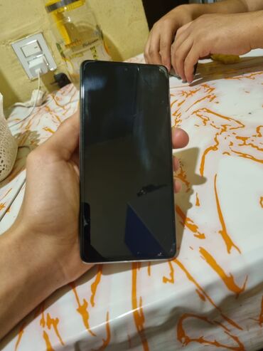siniq televizor aliram: Telefon da qoruyucu üz var ideal vəziyyətdə telefondur iPhone ilə
