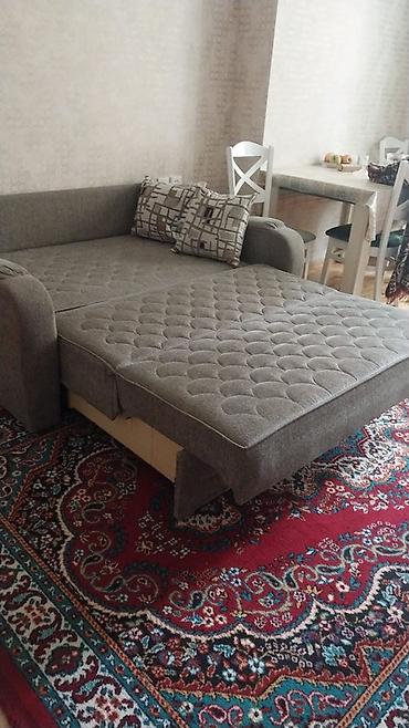 Divanlar: Çevrilən divan – boz rəng, yumşaq parça döşəmə, dekorativ tikişli — 3