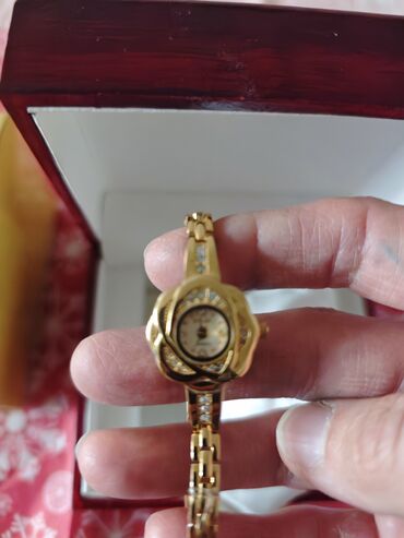 Qol saatları: Hədiyyəlik Qadın qol saatı – qızılı rəng, daş bəzəkli hədiyyə qabında — 5