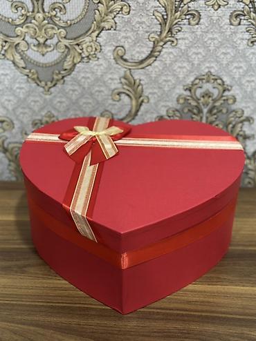 karton karobka: Qırmızı ürək formalı hədiyyə qutusu - Forma: ürək - Rəng: parlaq — 1
