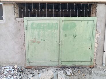 Metal ikiqat qapı möhkəm və dayanıqlı quruluşa malikdir. Yaşıl rəngli