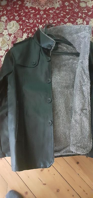 dəri plaşlar: Qara rəngli kişi plaşı/kurtka - Model: düyməli, qısa plaş kəsimi - — 3