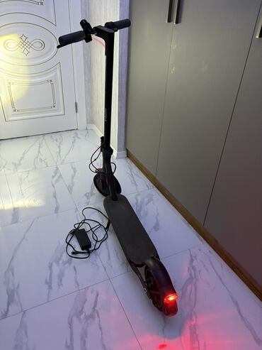 Elektrikli samokatlar: Elektrik skuter - Şəhər üçün yığcam və yüngül gövdə, qara rəng - — 1