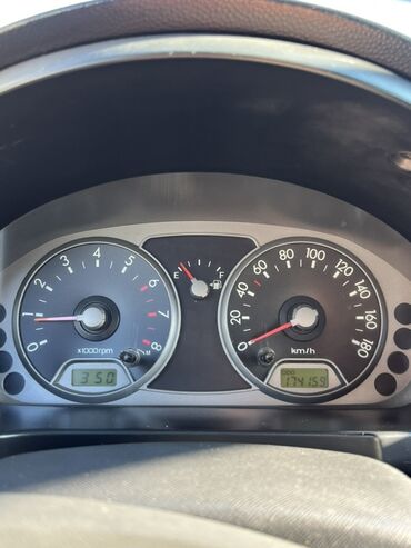 Kia: Kia Picanto EX, qara rəng, 5 qapılı hetçbek. Xüsusiyyətlər: - Kompakt — 10