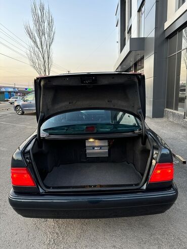 дом обмен на авто: Автомобиль Mercedes-Benz E-класса в кузове W210, чёрного цвета. Салон