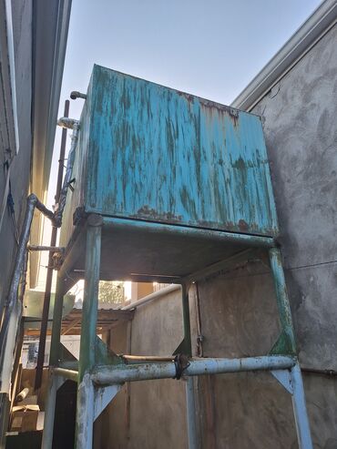 su çəni dəmir: Sənaye tipli su anbarı və dayaqlı metal konstruksiya - Material: tam