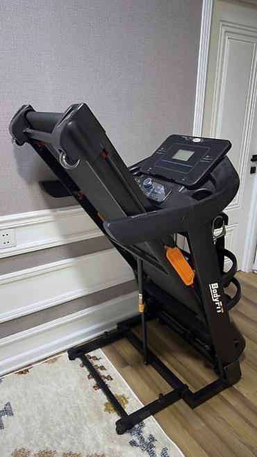 Qaçış trenajorları: BodyFit qaçış trenajoru - Geniş qaçış səthi və güclü konstruksiya; — 1
