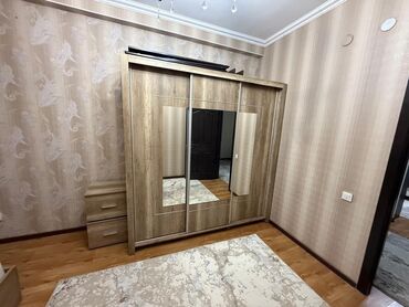 Шкафы для одежды: Шкаф-купе с зеркалами + прикроватная тумба - Формат: трехдверный