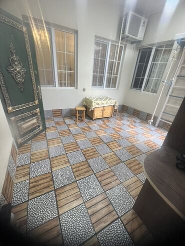 Uzunmüddətli kirayə mənzillər: 4 otag - Zal: Geniş və işıqlı otaq, kristal lüstrlü asma tavan — 15