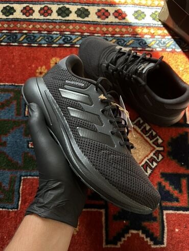bu слипоны: Qara rəngdə olan Adidas idman ayaqqabısı. Torşəkilli üst hissəsi var