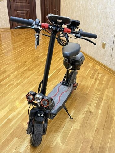 Велосипеды: Güclü elektrik skuter - Yüksək güclü ön işıq sistemi: iki iri
