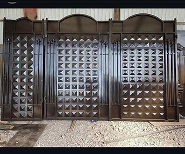 Распашные ворота: Металлические ворота с декоративными элементами и секциями — 7
