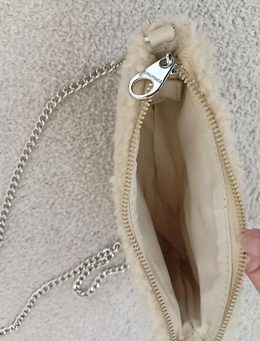 Torbe: Nova moderna Stradivarius torbica 
20 X 14 cm — 4