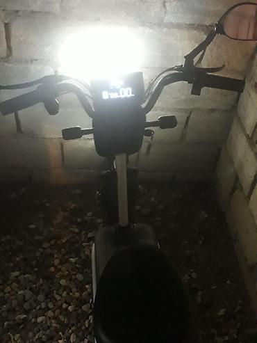 elektirikli skuterler: Salam 2 neferrlikdi. 300 kq yuk. gotrur. sureti.60 gedirr 50 km .yol — 2
