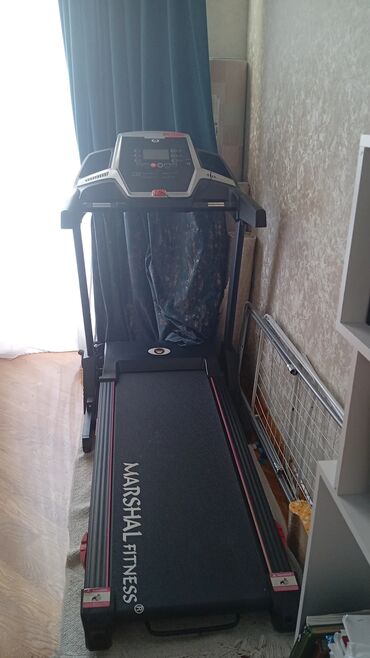 İncəsənət və kolleksiyalar: Marshall Fitness brendinə aid qaçış aparatı, məşq zamanı rahatlıq və