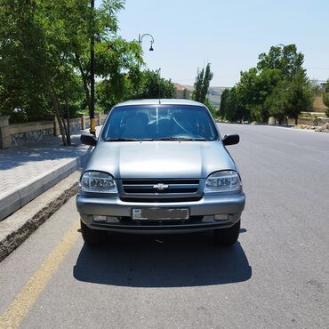 нива на запчасти: Chevrolet Niva, boz rəngli kompakt yolsuzluq avtomobili. Texniki