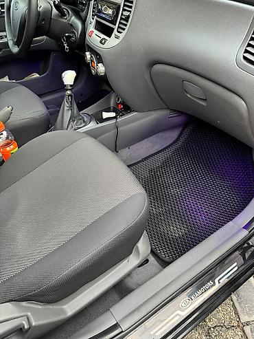 Kia: Kia Rio hatchback Xarici görünüş: - Rəng: qara - 5 qapılı hatchback — 5