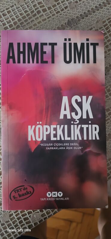 kitablıq: Ahmet Ümit "Aşk köpekliktir" kitabı. Kitab Türk dilindədir, yeni