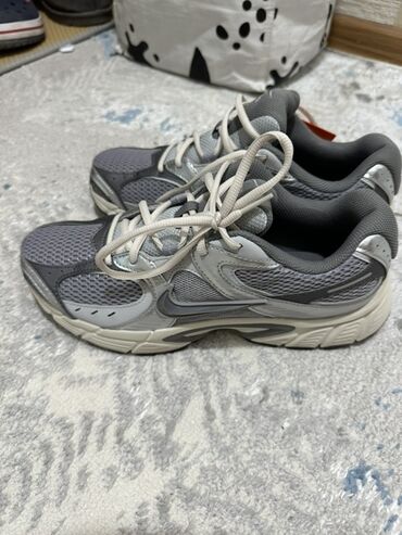 Кроссовки и спортивная обувь: Мужские кроссовки, 41, Nike, Новый, цвет - Серый, Платная доставка, Самовывоз — 5