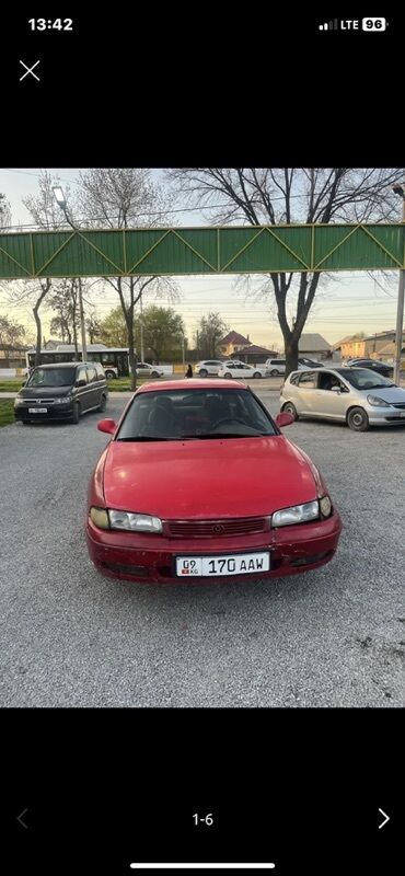 мазда спортивный: Красный седан Mazda 626, оснащенный четырьмя дверями и багажником