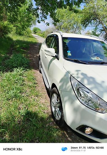 hyundai ıx35: Hyundai ix35, ağ rəngli, 5 yerlik kompakt SUV. Mühüm xüsusiyyətlər: - — 5
