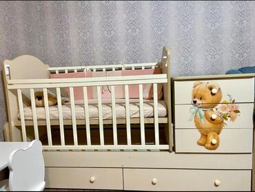 Детские кровати: Продаю детскую кроватку. Ребенок не спал совсем в ней, практически