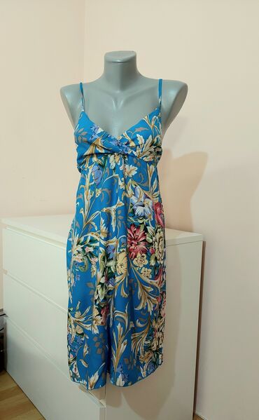tiffany haljine: Haljina u plavoj boji
Velicina je XL
Duzina: 93cm
Grudi: 46cm