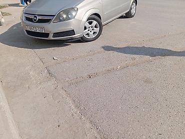 Opel: Opel Zafira, gümüşü rəng, 7 yerlik (3 cərgə oturacaq) minivan — 3
