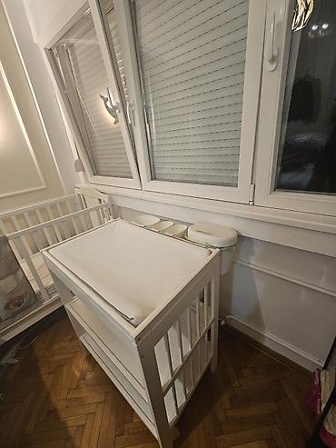 metalac posuđe za decu: Drveni sto za presvlačenje bebe, bela boja. - Prostrana radna — 2