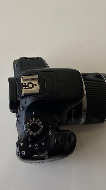 Fotokameralar: Canon EOS 700D DSLR fotoaparat + EF-S 18-55mm f/3.5-5.6 IS II obyektiv — 1