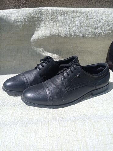 женские туфли с ремешком: Туфли мужские 
размер 42.
кожаные .
б/у