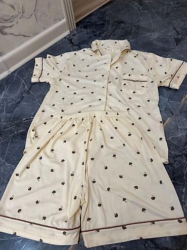 paltar alan: Qadın pijama dəsti – 2 model 1) Krem rəngli dəst: - Qısaqol köynək və — 1